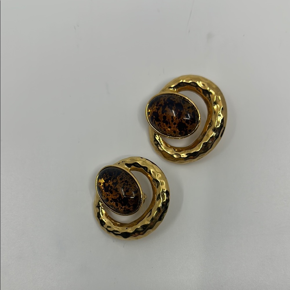 Vtg Goldtone hammered metal huge statement clip on earrings